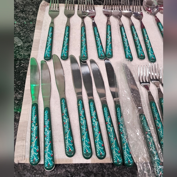 40 Piece Vintage Christmas Stainless Steel Silverware With Collector's Tin - Picture 2 of 7